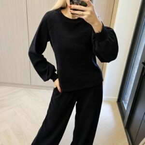 Juodas velveto kostiumėlis