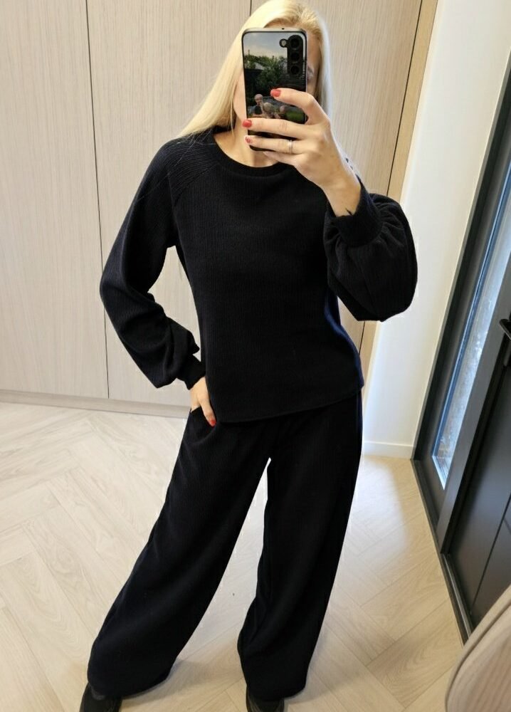 2025/11/1000125331.jpg Juodas velveto kostiumėlis
