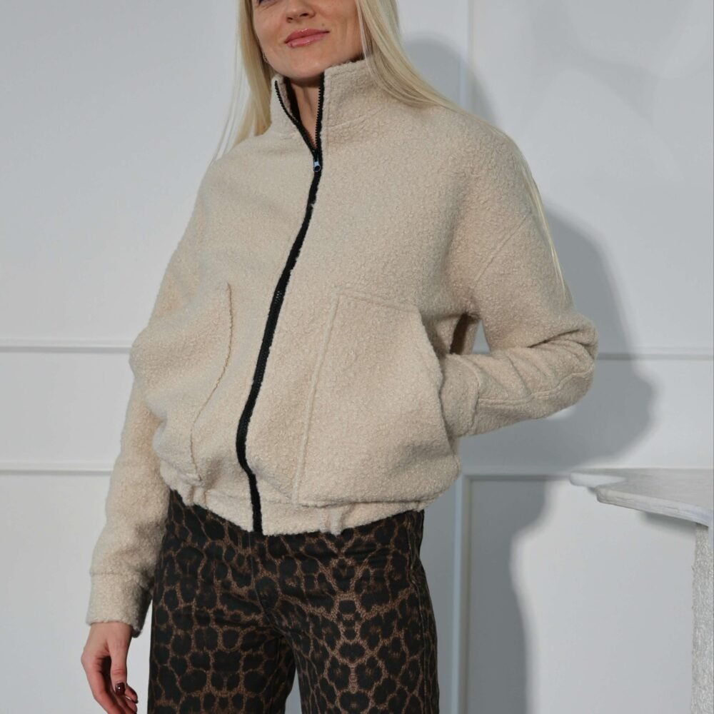 2025/11/1000138437-scaled.jpg Bomber tipo švarkelis su vilna šviesus