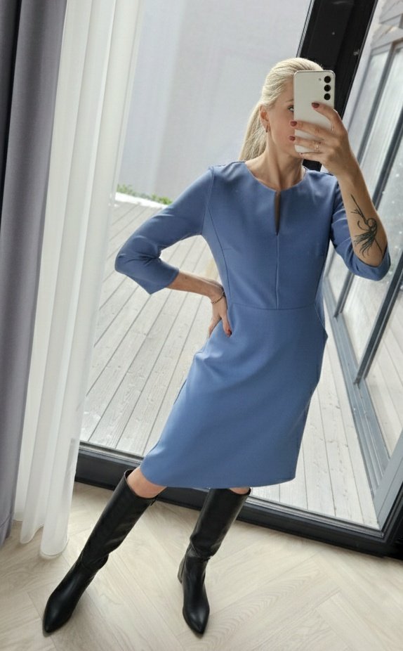 Melsva lygaus kirpimo suknelė