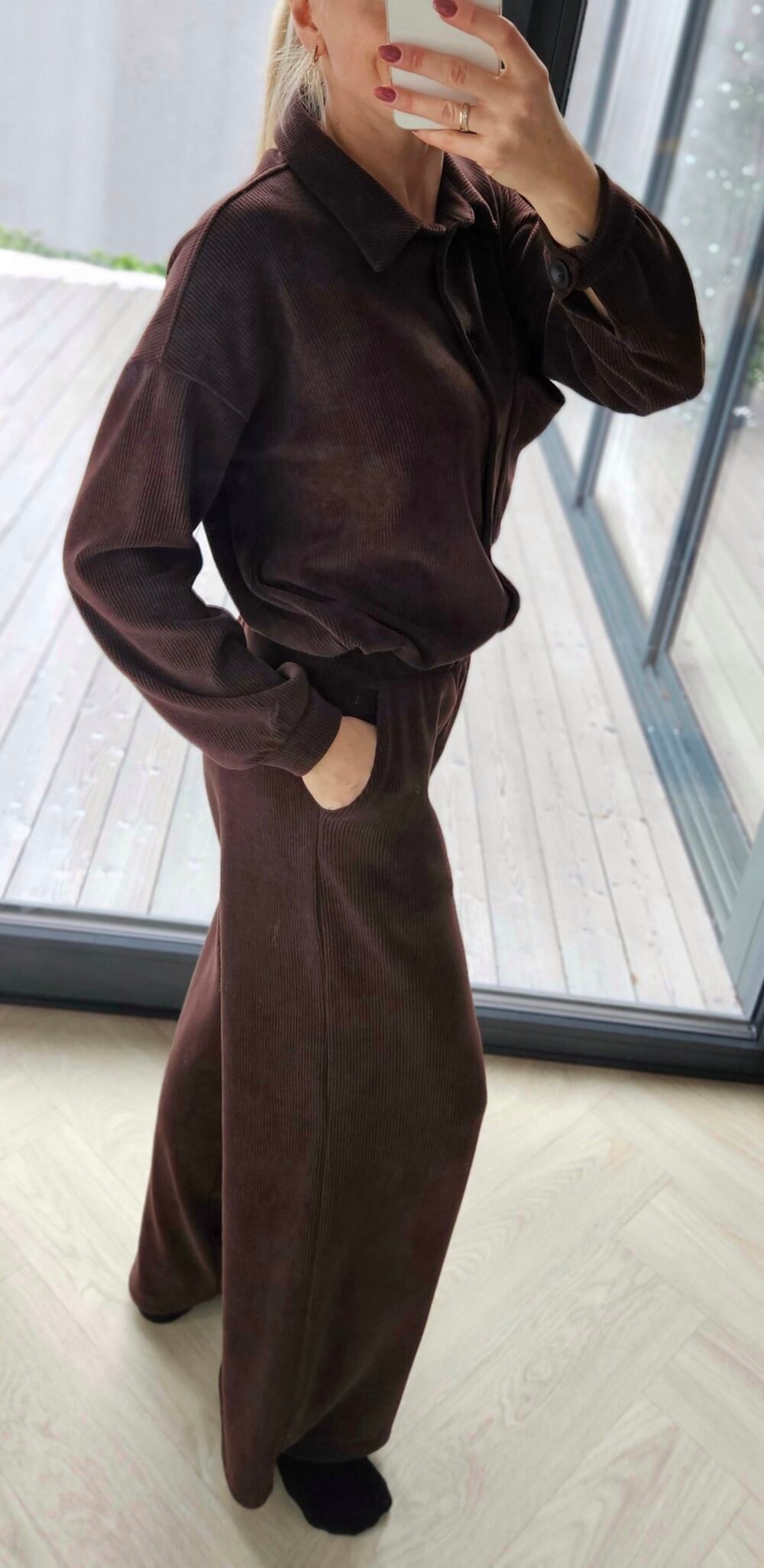 Rudos velveto plačios kelnės