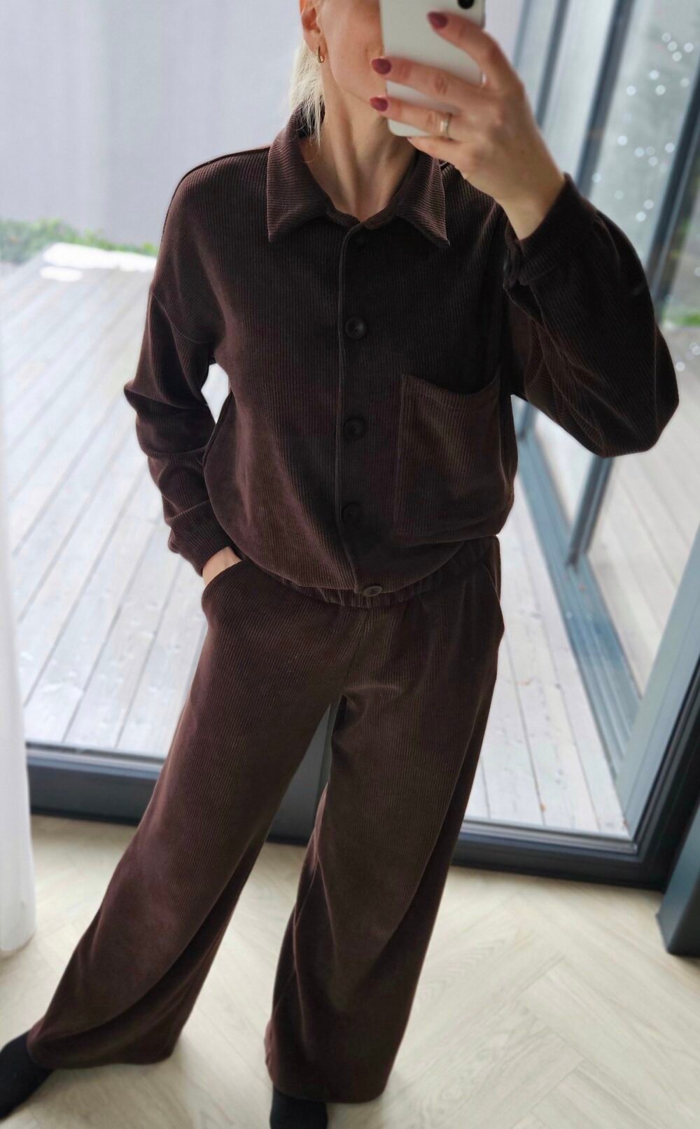 Rudos velveto plačios kelnės