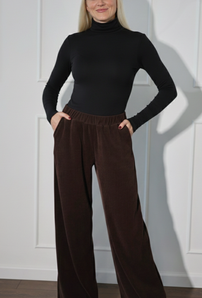 Rudos velveto plačios kelnės