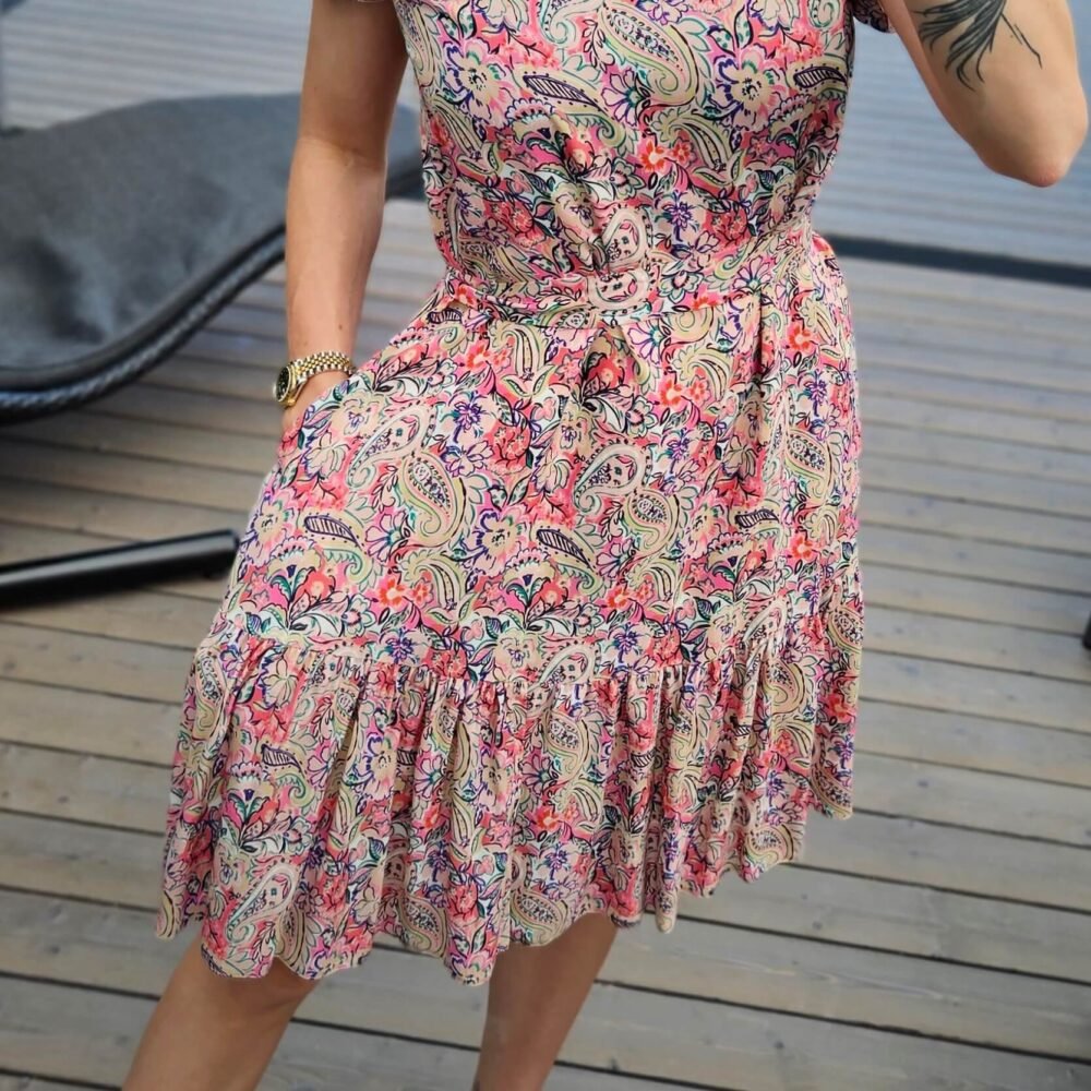 2026/02/1000167615-scaled.jpg Suknelė "Plunksna" rausva