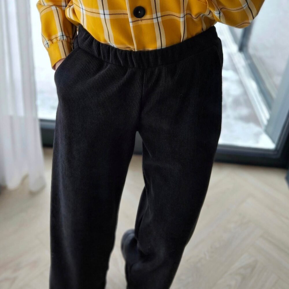 2026/02/1000167889-scaled.jpg Juodos plačios velveto kelnės