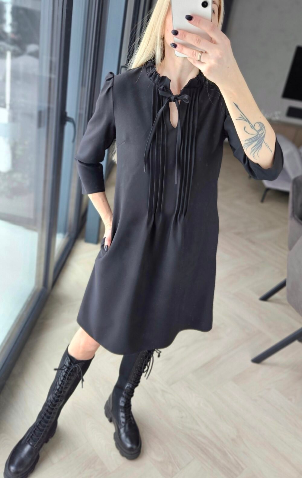 Juoda suknelė su raišteliais