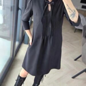 Juoda suknelė su raišteliais