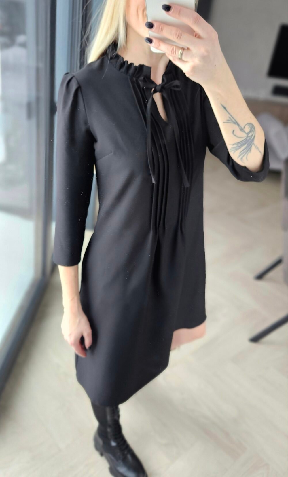 Juoda suknelė su raišteliais