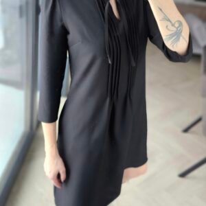 Juoda suknelė su raišteliais