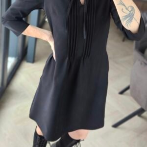 Juoda suknelė su raišteliais