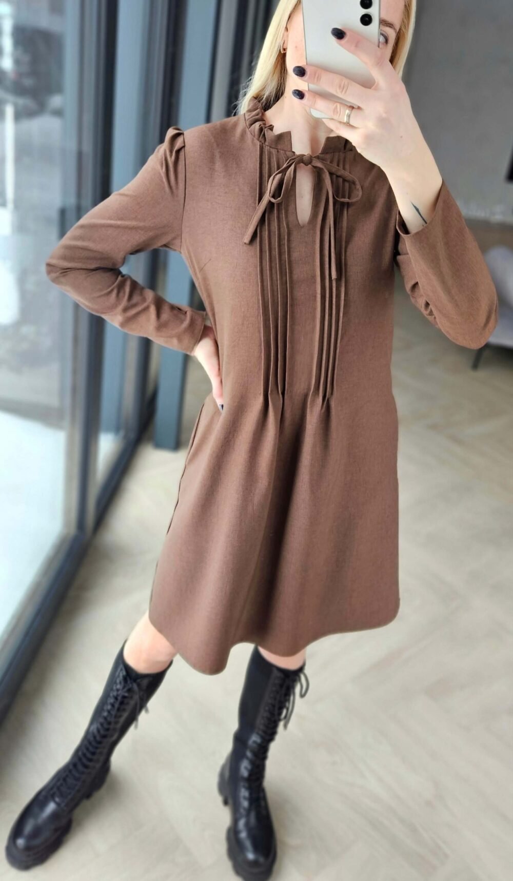 Ruda suknelė su raišteliais