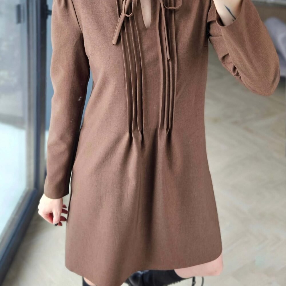 Ruda suknelė su raišteliais