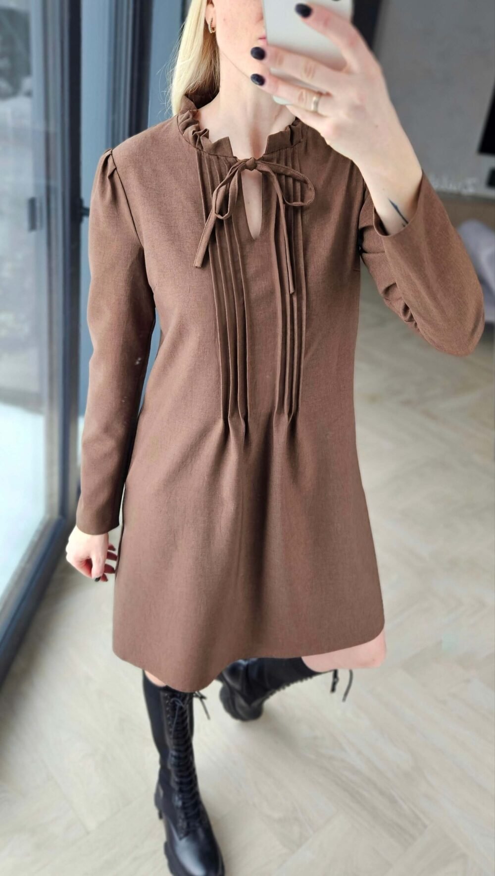 Ruda suknelė su raišteliais