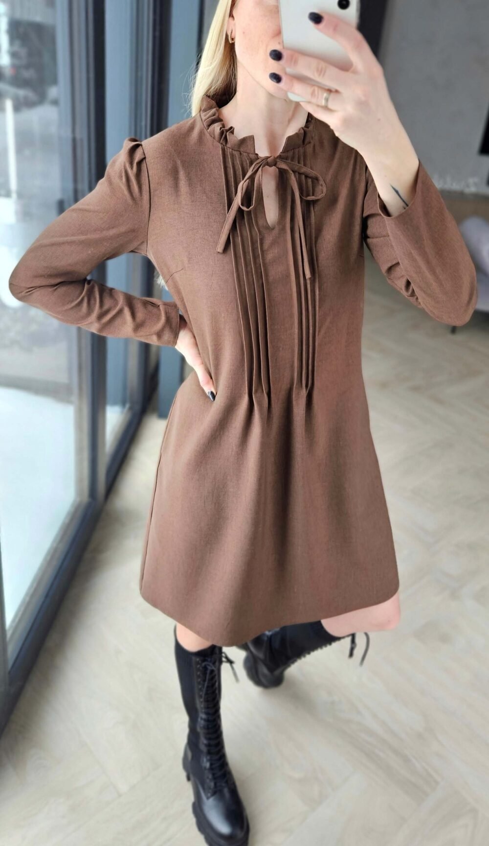 Ruda suknelė su raišteliais