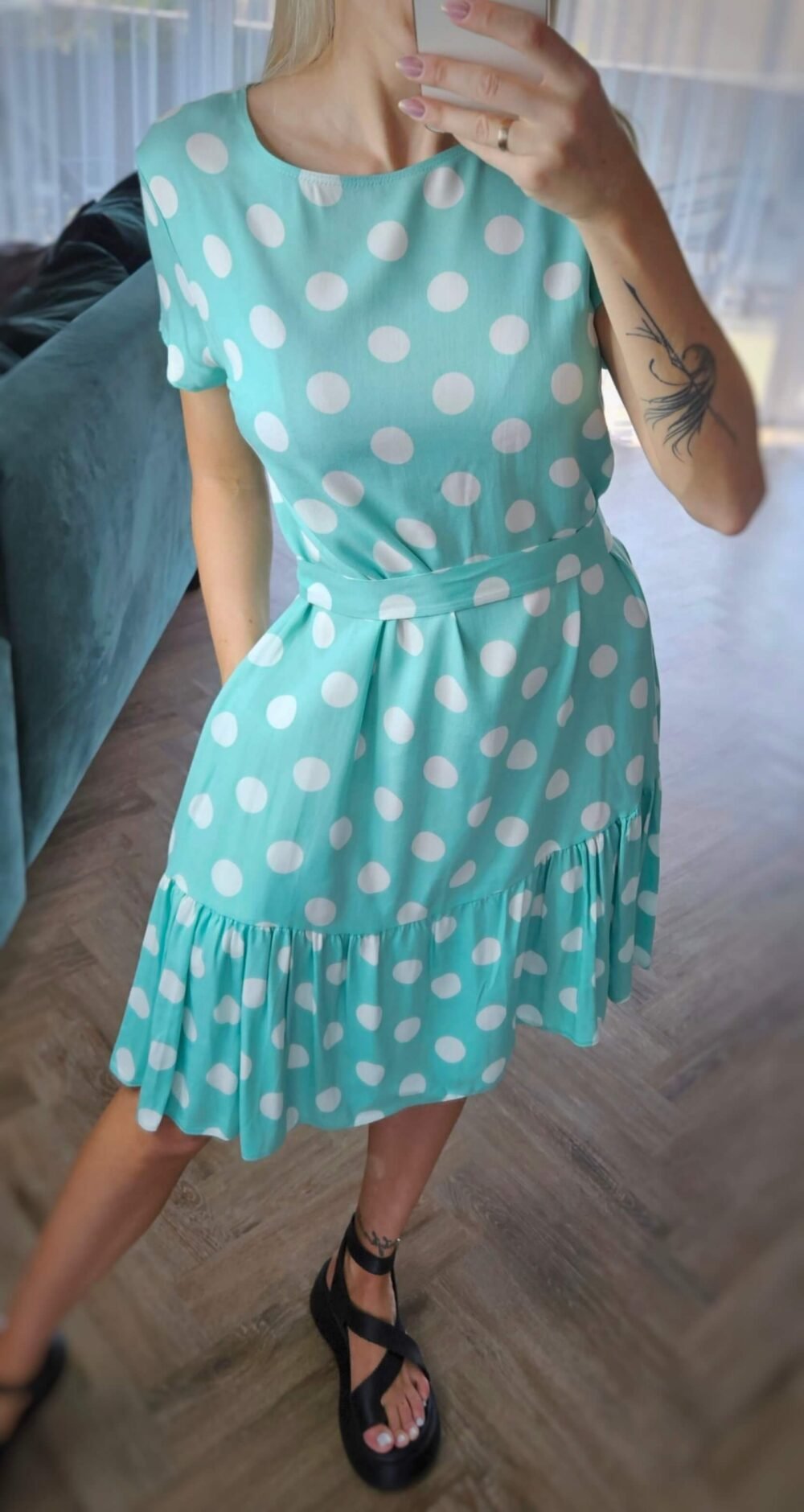 Mėtinė su baltais taškeliais suknelė