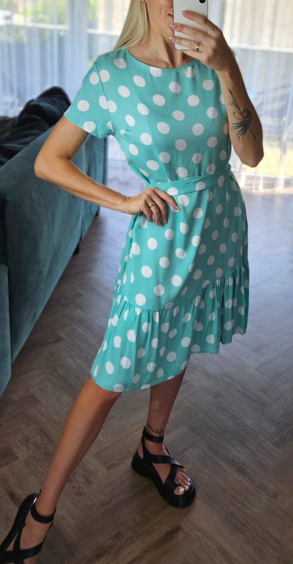 Mėtinė su baltais taškeliais suknelė