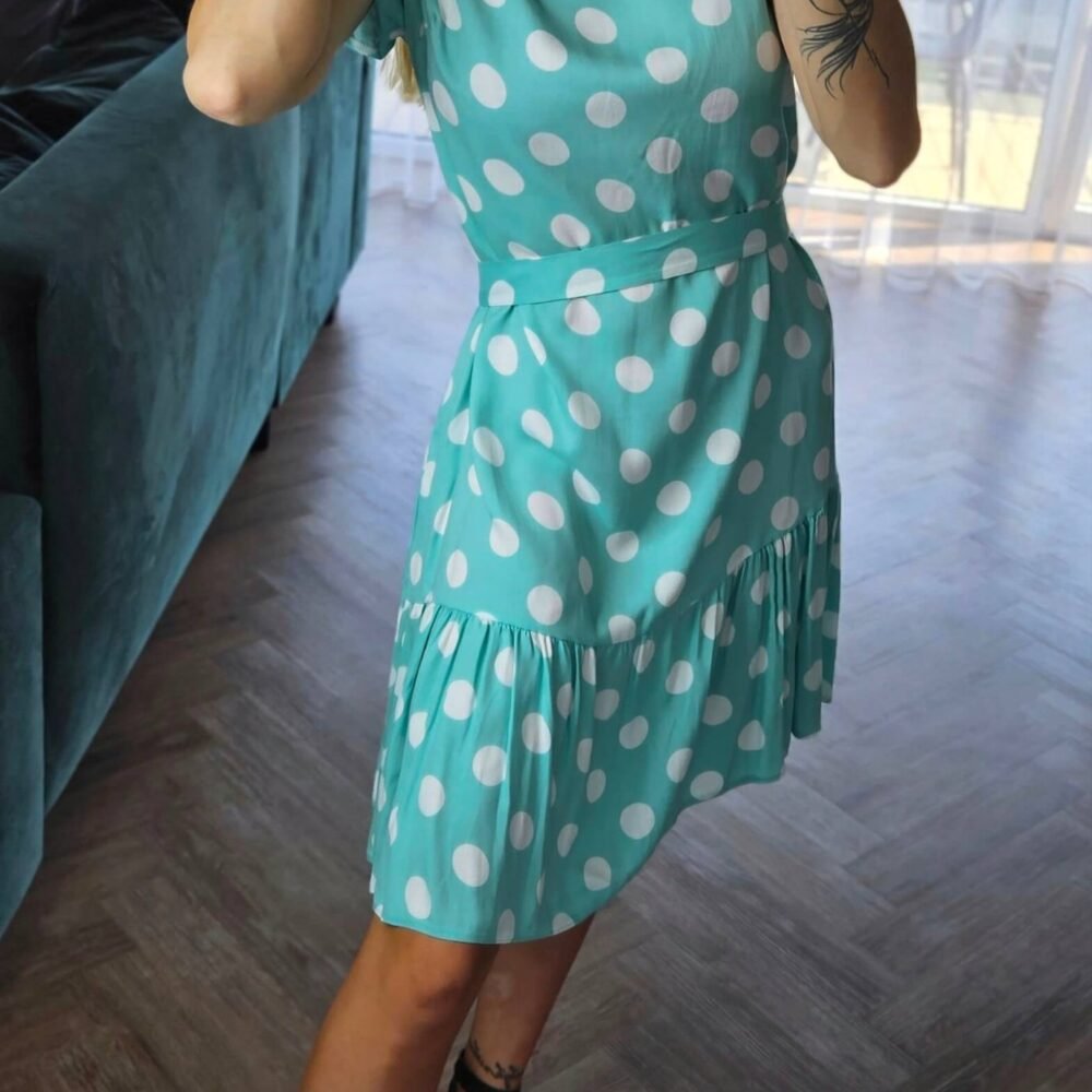 Mėtinė su baltais taškeliais suknelė