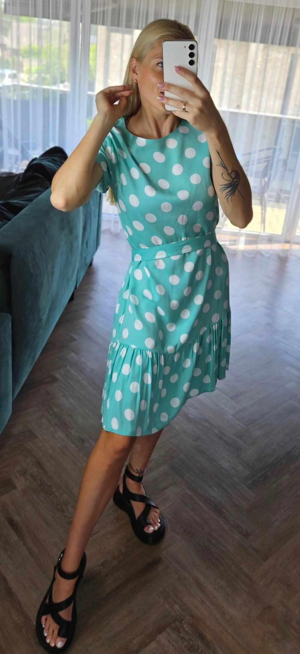 Mėtinė su baltais taškeliais suknelė