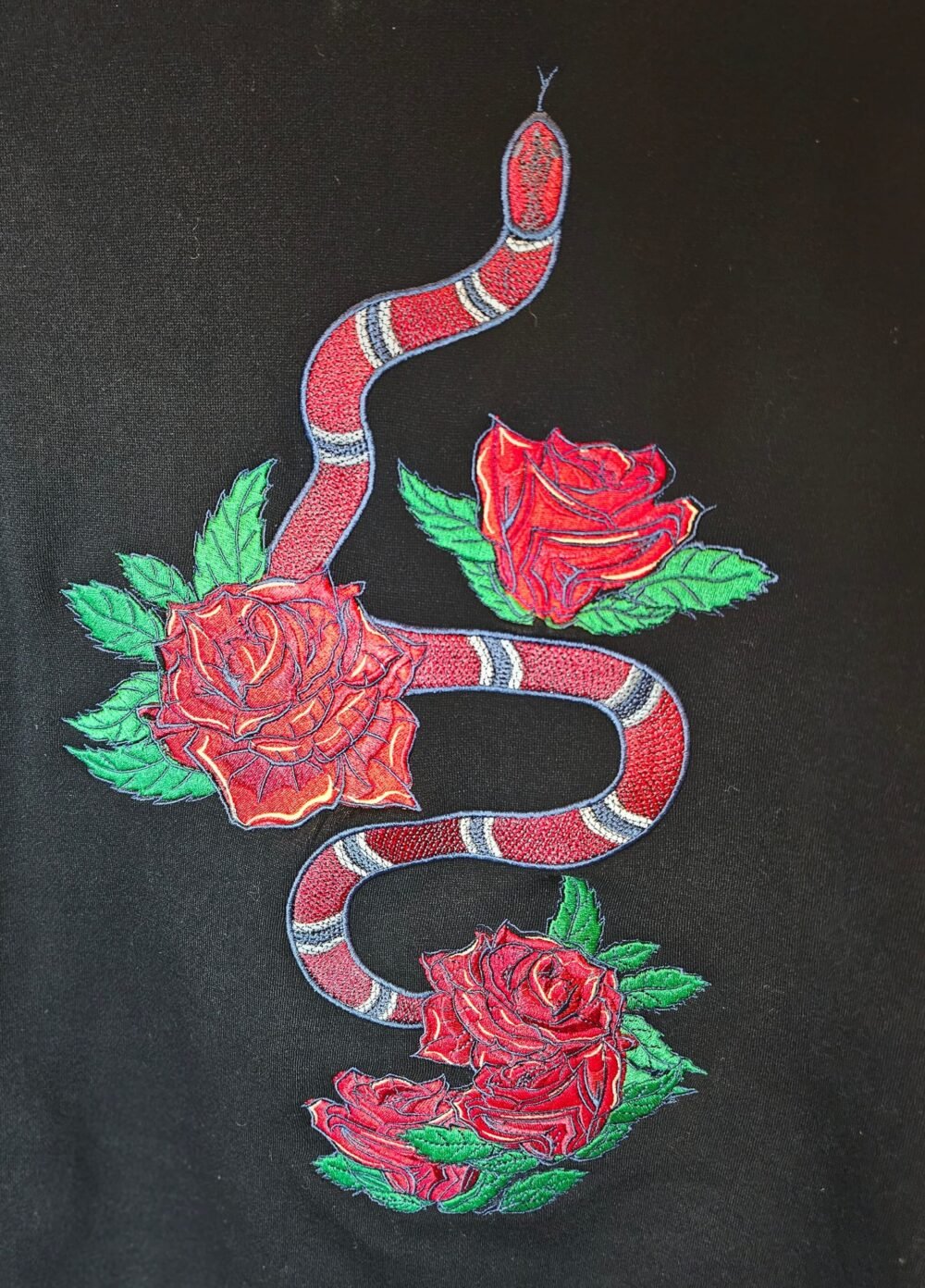 Džemperis su siuvinėta nugara