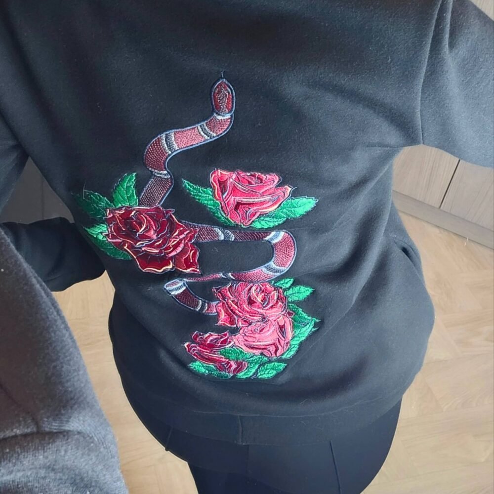 Džemperis su siuvinėta nugara