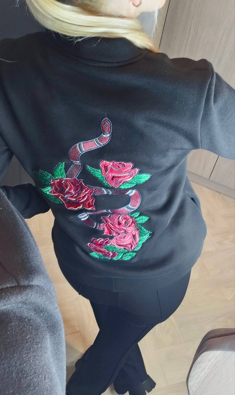 Džemperis su siuvinėta nugara