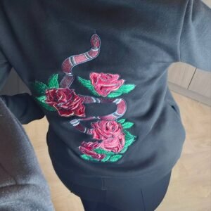 Džemperis su siuvinėta nugara