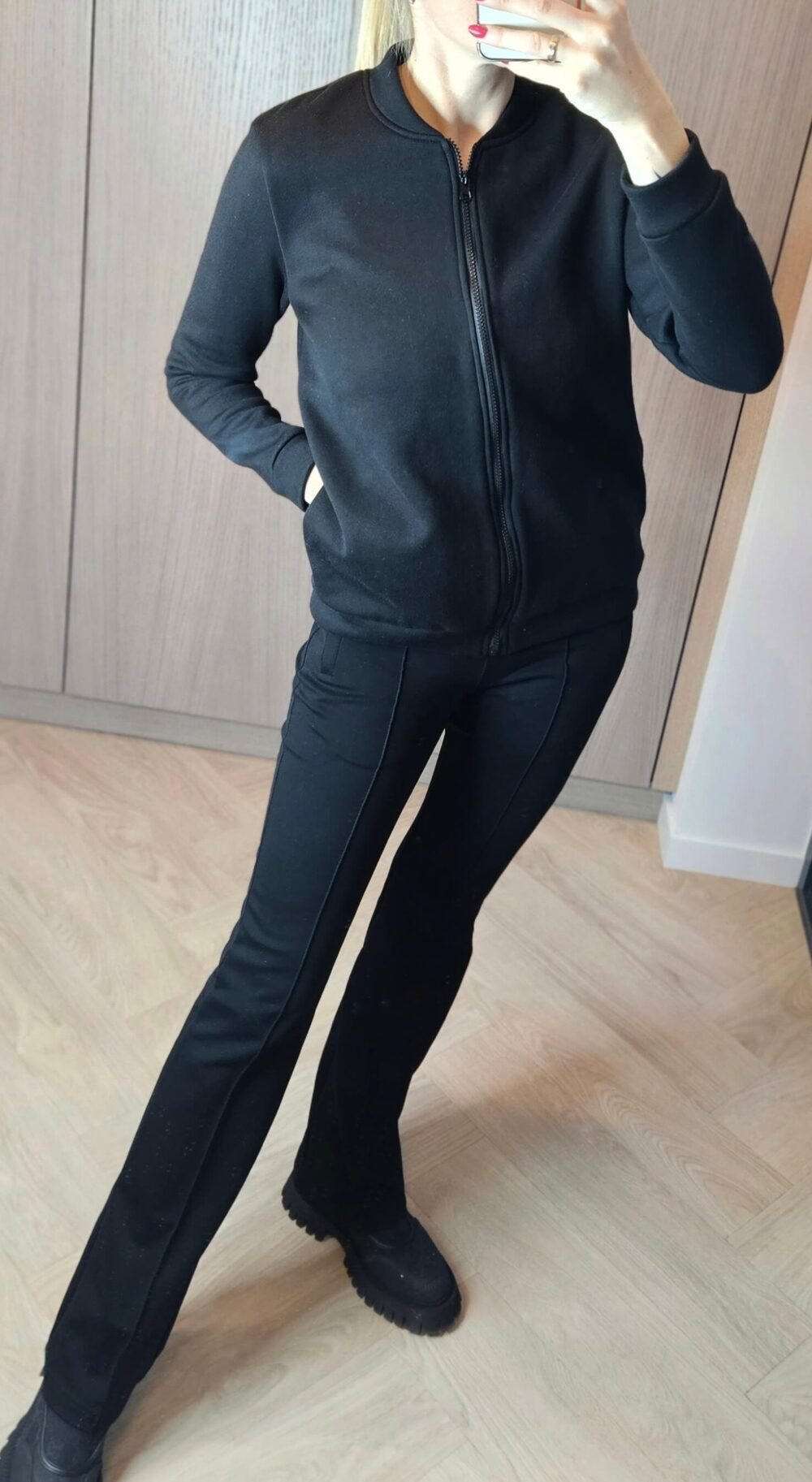 Džemperis su siuvinėta nugara