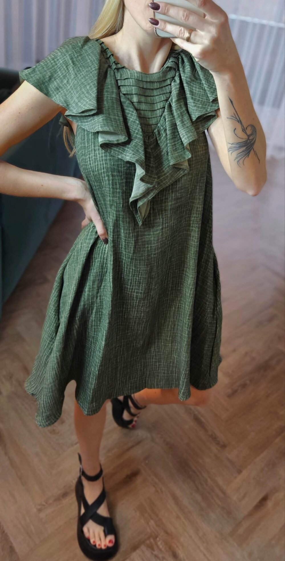 Muslino suknelė chaki be rankovių