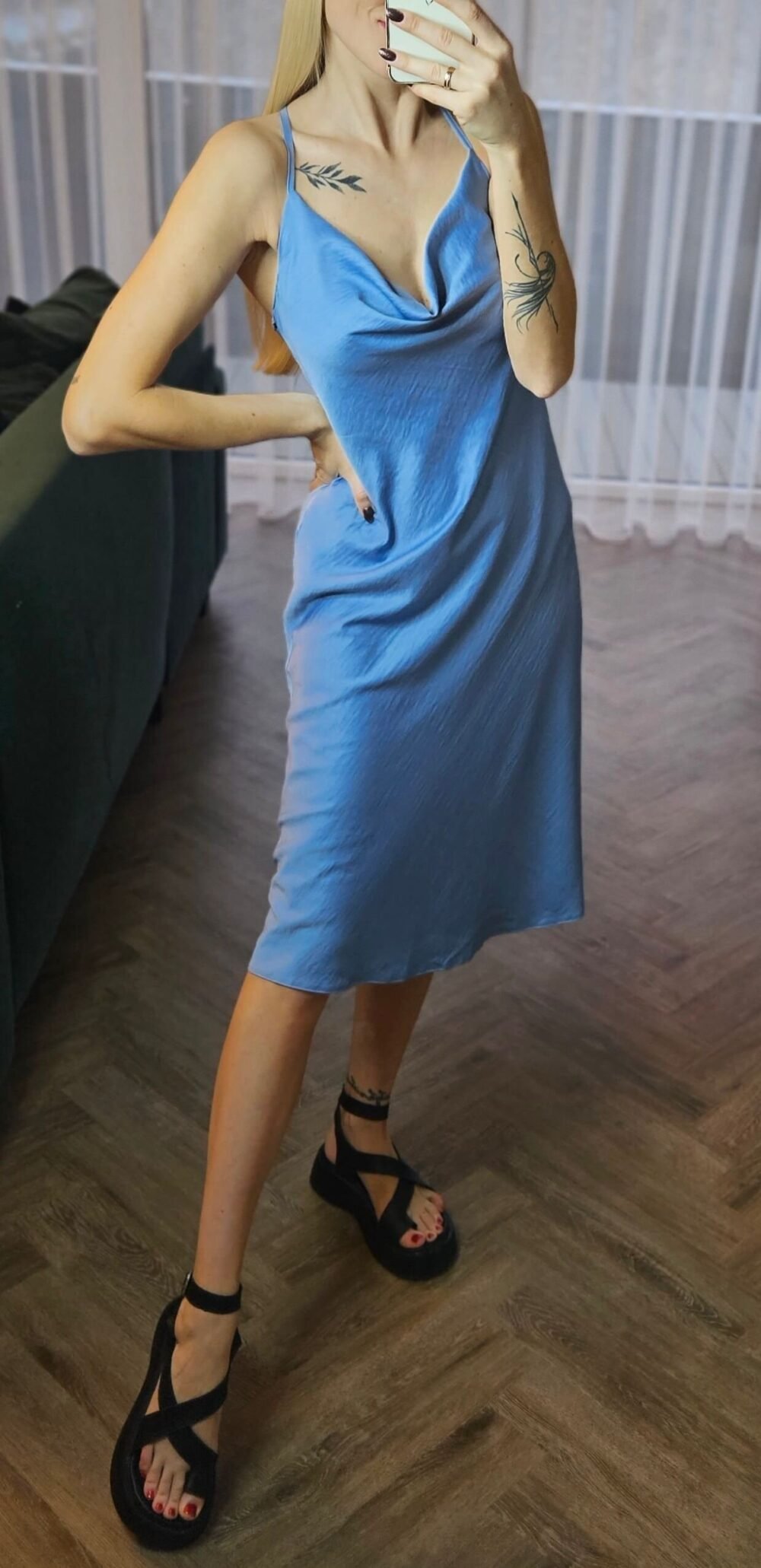 SLIP žydra atvira suknelė