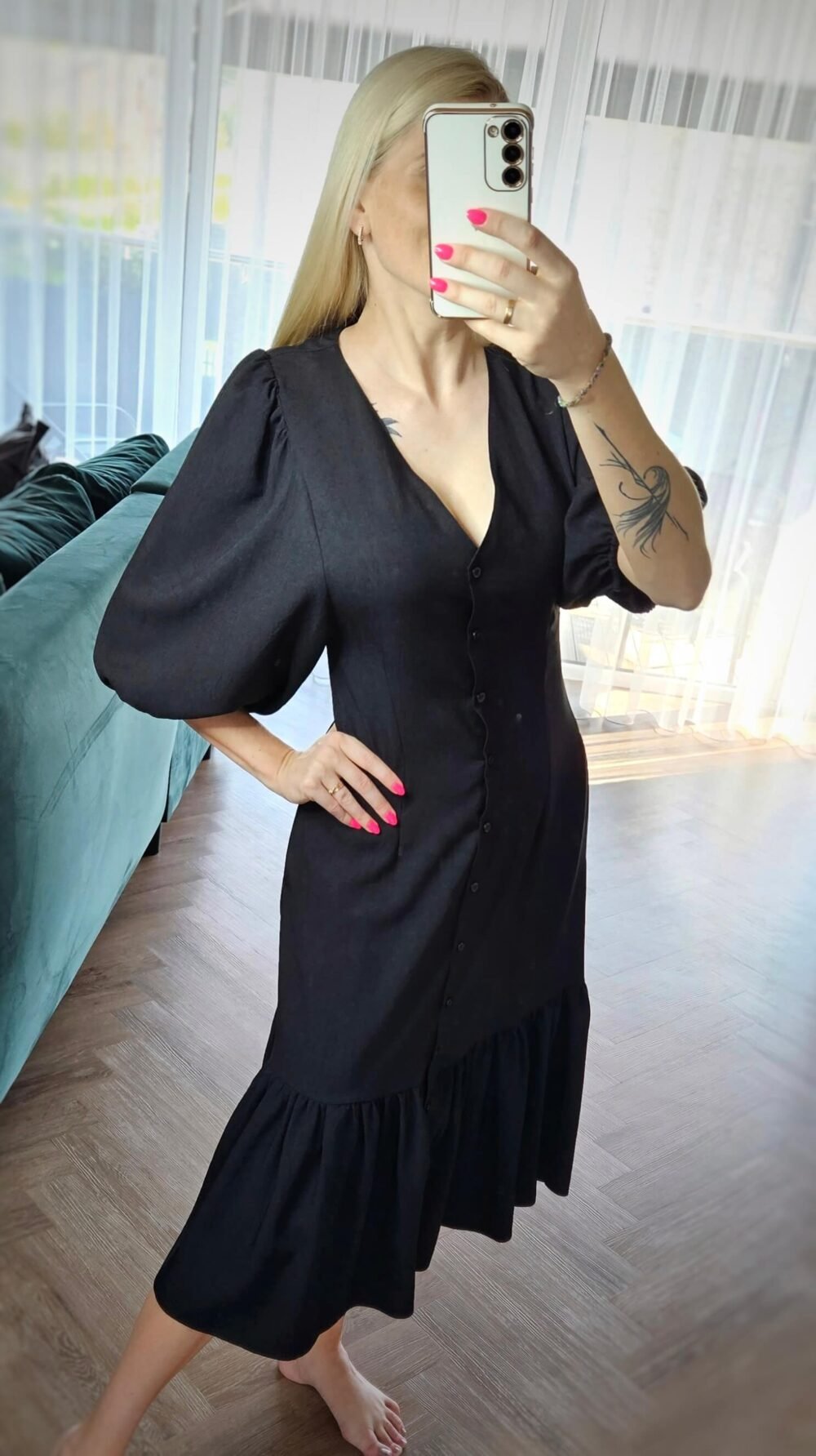 Juoda suknelė pūstom rankovėm