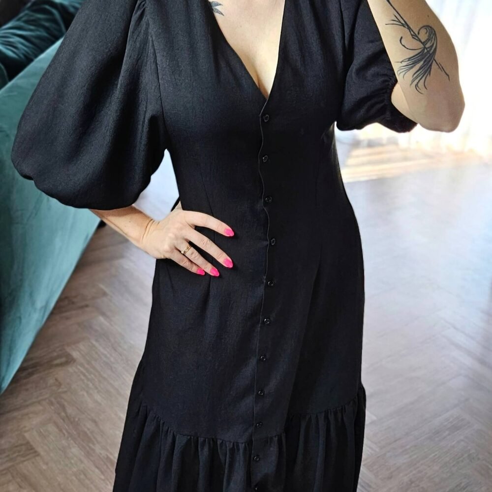 Juoda suknelė pūstom rankovėm