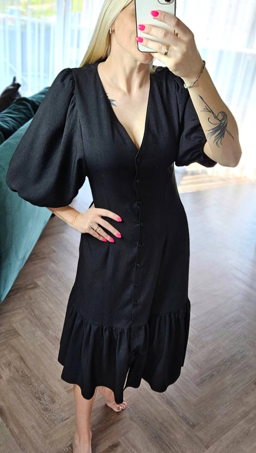 Juoda suknelė pūstom rankovėm