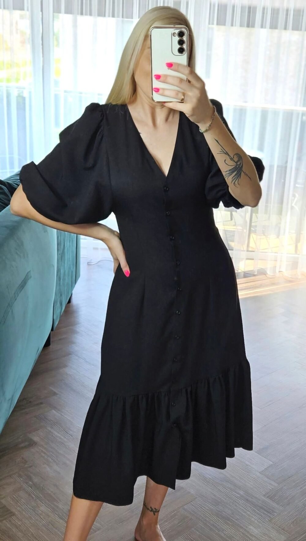 Juoda suknelė pūstom rankovėm