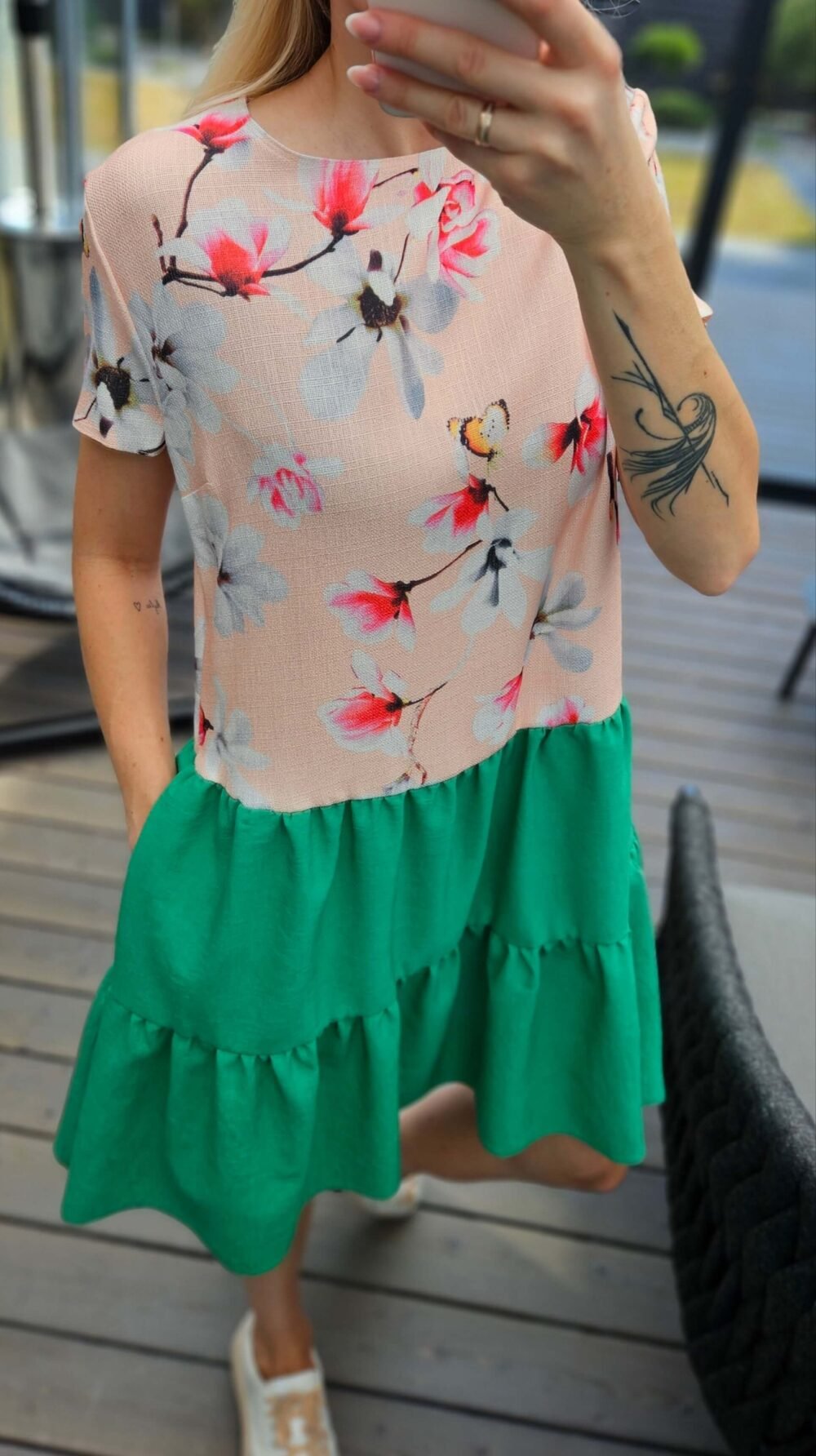 Marga suknrlė su žaliu sijonu