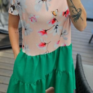 Marga suknrlė su žaliu sijonu