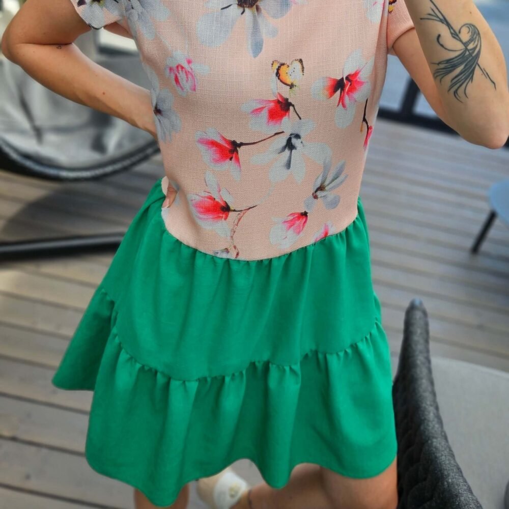 Marga suknrlė su žaliu sijonu