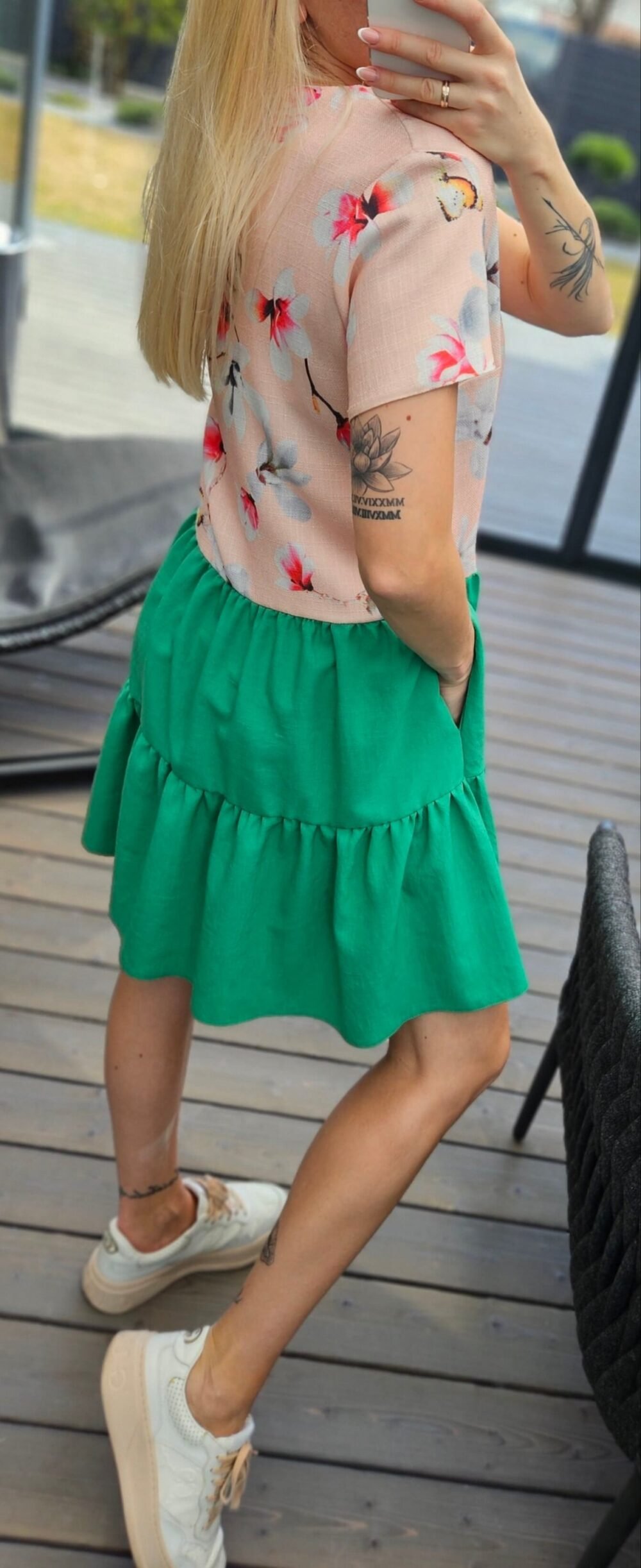 Marga suknrlė su žaliu sijonu