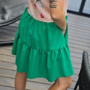 Marga suknrlė su žaliu sijonu