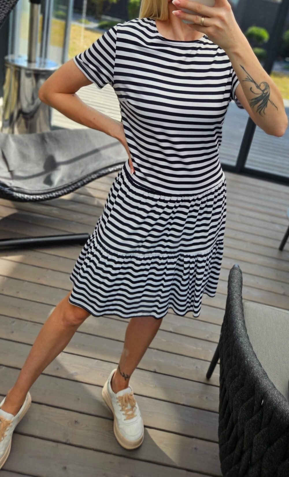 Juodai balta dryžuota suknelė