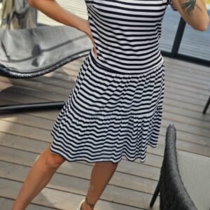 Juodai balta dryžuota suknelė