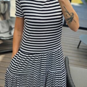 Juodai balta dryžuota suknelė