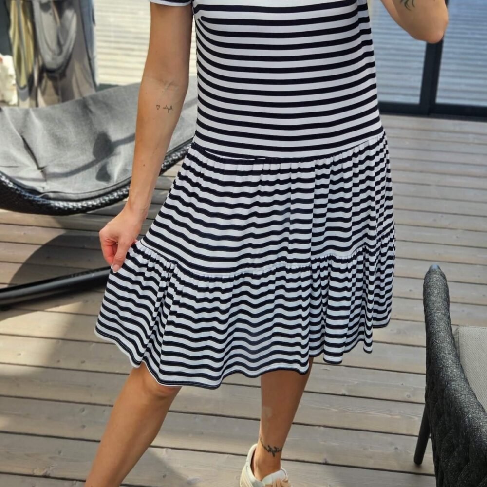 Juodai balta dryžuota suknelė