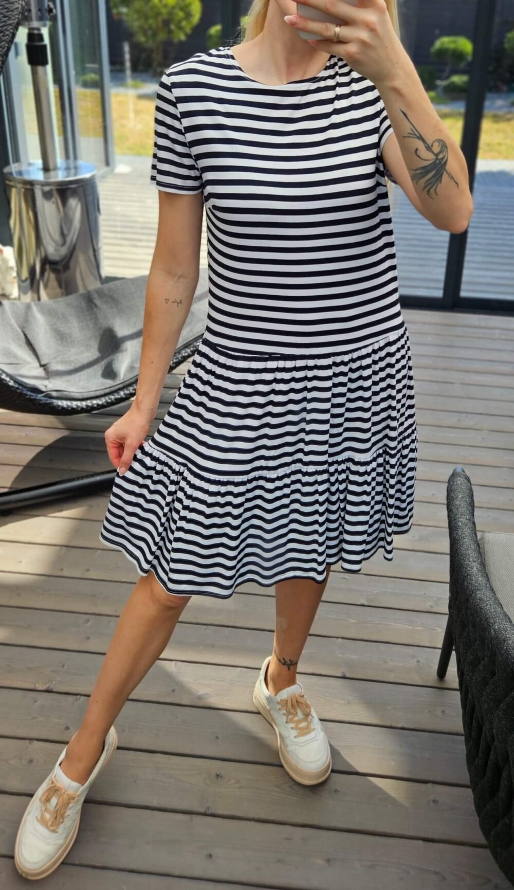 Juodai balta dryžuota suknelė