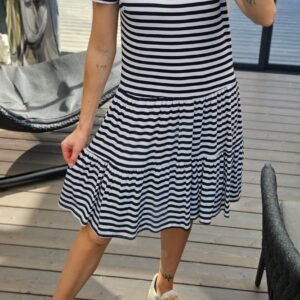 Juodai balta dryžuota suknelė