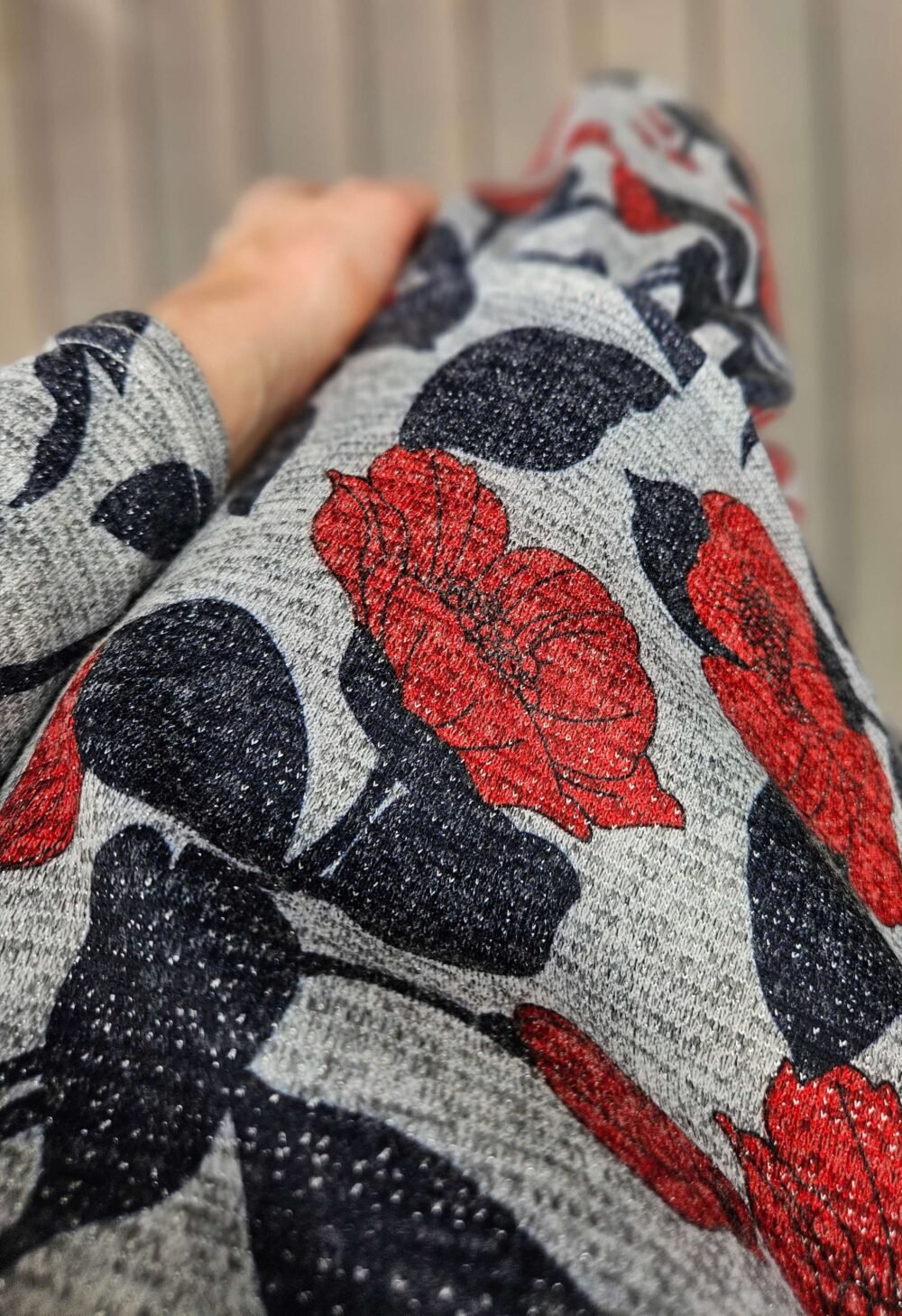 Suknelė raudonom gėlėm