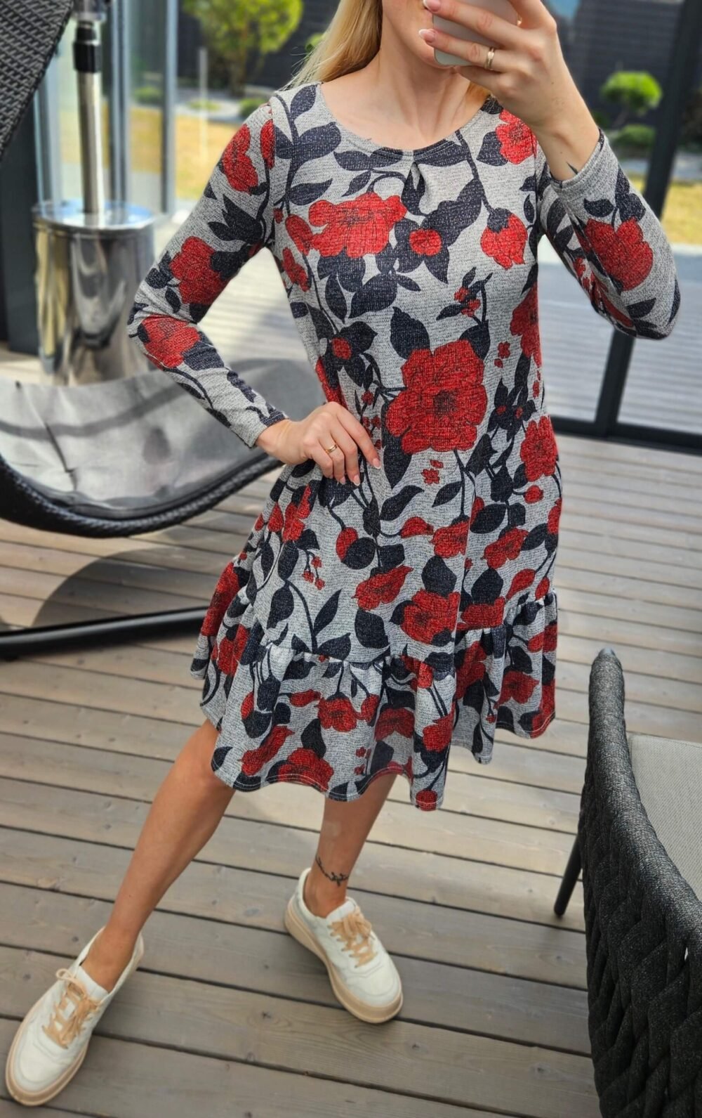 Suknelė raudonom gėlėm