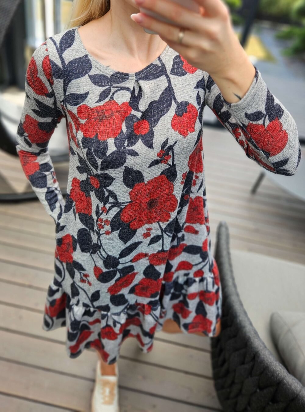 Suknelė raudonom gėlėm