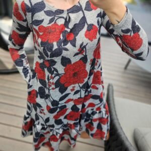 Suknelė raudonom gėlėm