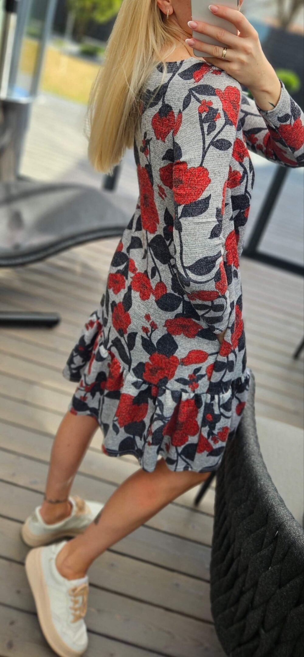 Suknelė raudonom gėlėm