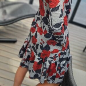 Suknelė raudonom gėlėm